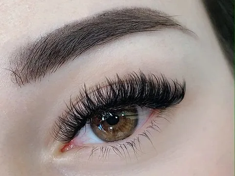 Наращивание ресниц, объём 3D: работа мастера LashLook