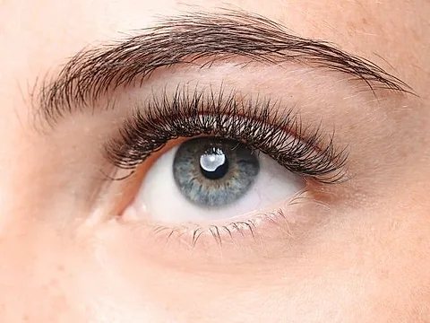 Классическое наращивание ресниц: работа мастера LashLook